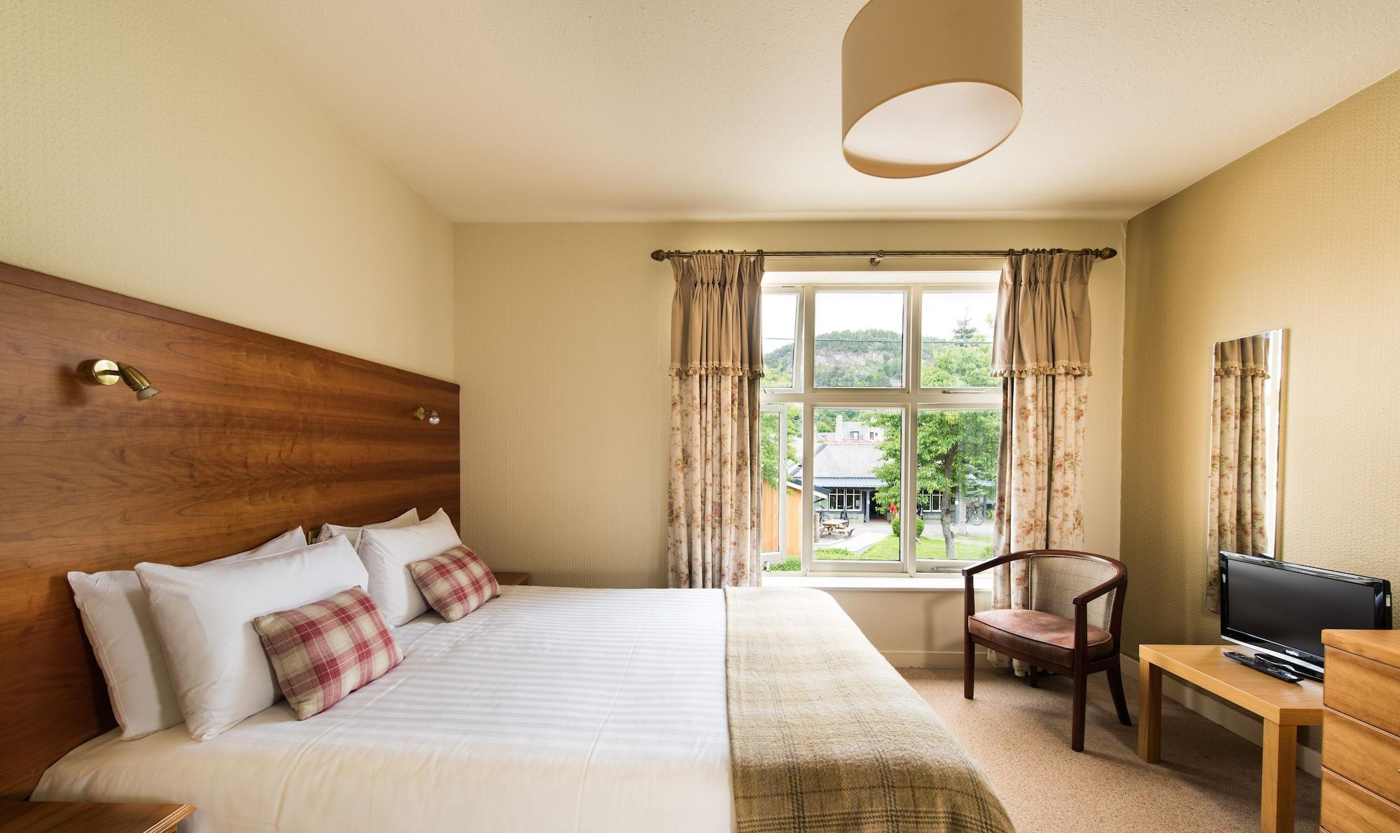 Balmoral Arms Hotel Ballater Ngoại thất bức ảnh