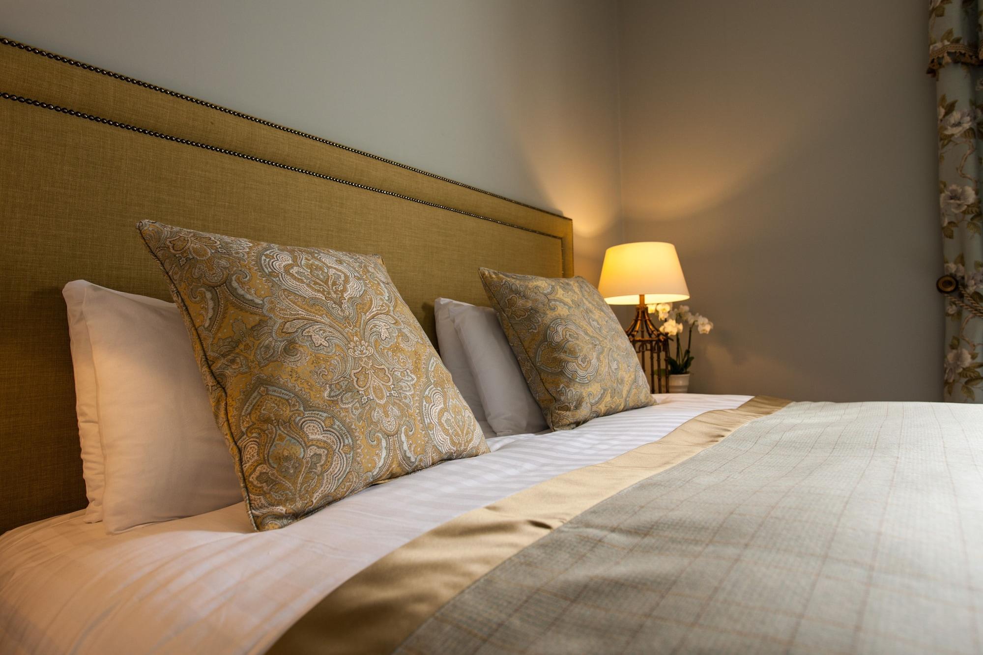 Balmoral Arms Hotel Ballater Ngoại thất bức ảnh