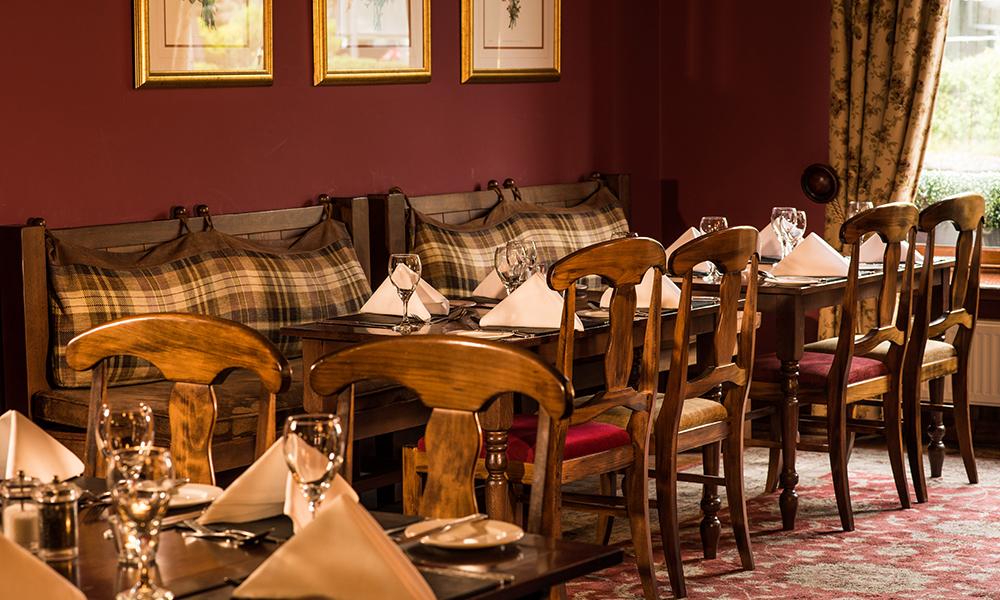 Balmoral Arms Hotel Ballater Ngoại thất bức ảnh