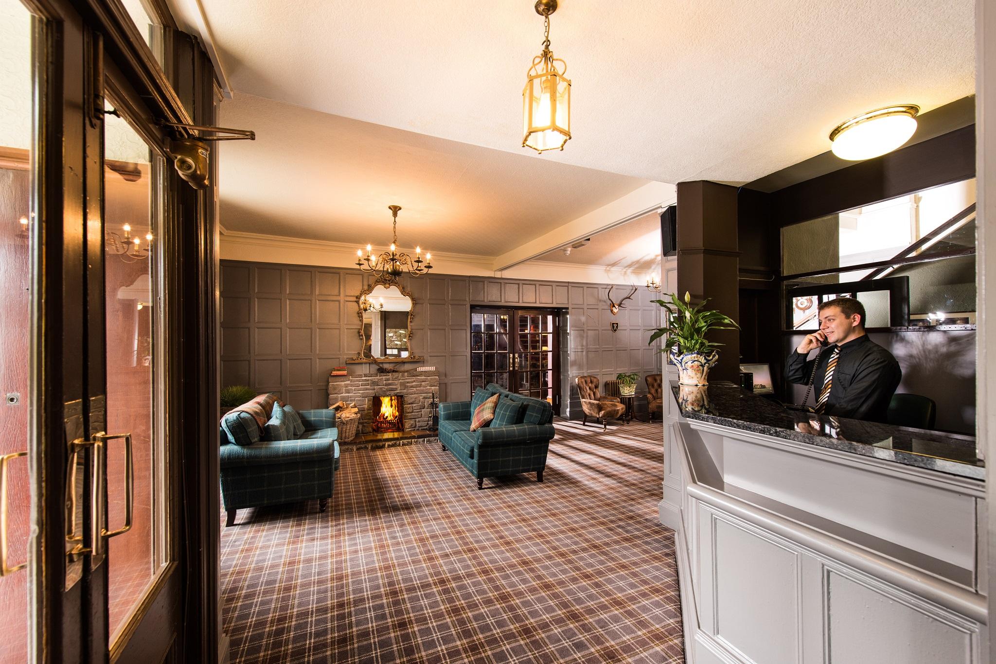 Balmoral Arms Hotel Ballater Ngoại thất bức ảnh