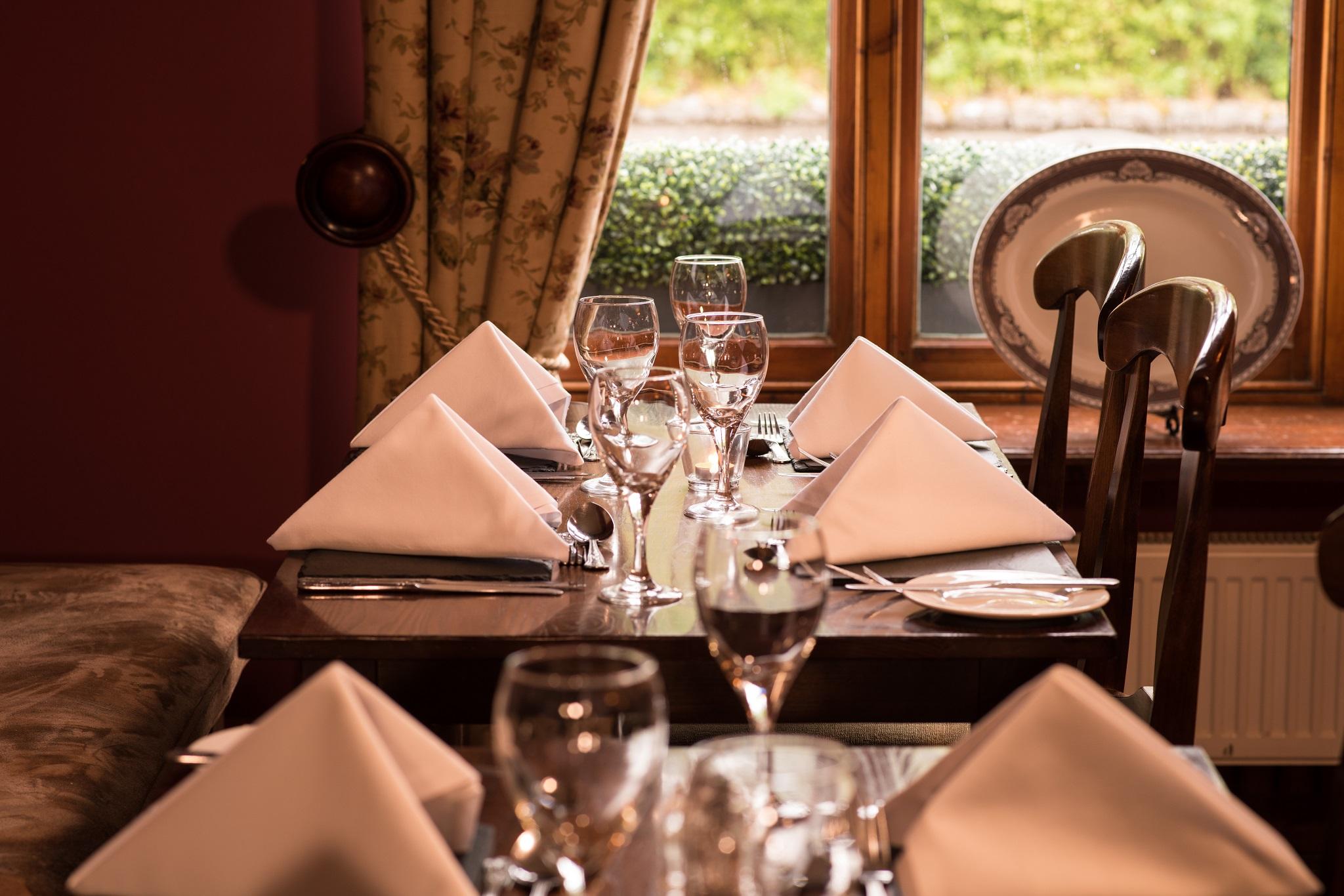 Balmoral Arms Hotel Ballater Ngoại thất bức ảnh