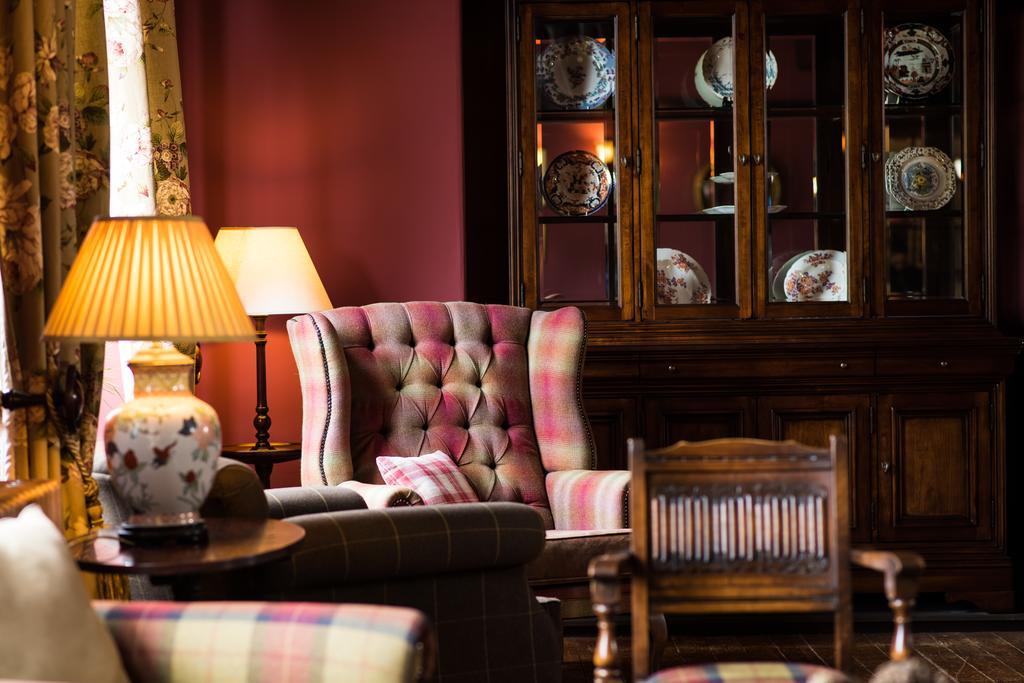 Balmoral Arms Hotel Ballater Ngoại thất bức ảnh