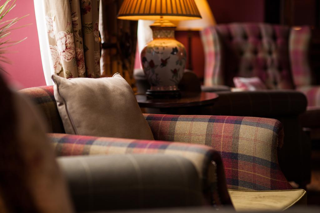 Balmoral Arms Hotel Ballater Ngoại thất bức ảnh